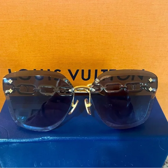 Louis Vuitton | Accessories | Louis Vuitton Black And Gold  display picture 3